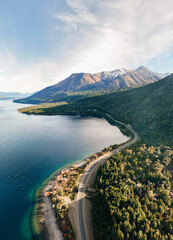 Vista aerea de la ruta nacional 40 de argentina perteneciente a la zona de la Patagonia con el Lago...