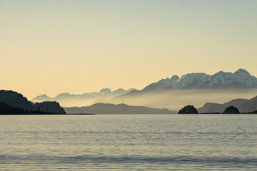 Lago Moreno al atardecer, ave volando, montañas de fondo
