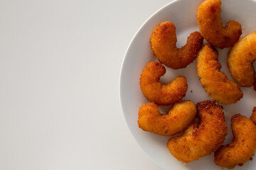 Piatto bianco con gamberi impanati fritti