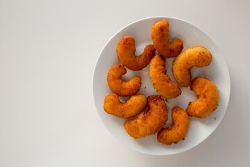 Piatto bianco con gamberi impanati fritti
