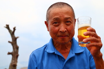 社交の場で困った顔をするシニア男性とビール