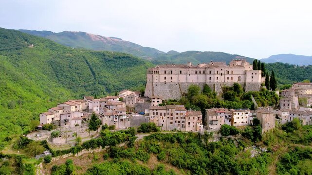 Antico borgo sugli Appennini centrali