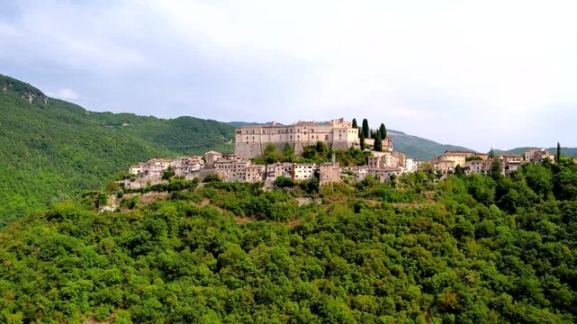 Antico borgo sugli Appennini centrali