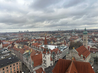 Obraz premium Munich City Skyline with Historic Buildings and Cloudy Sky