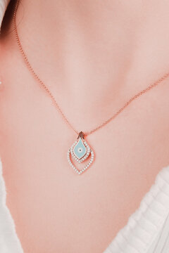 Handmade precious jewelry. Bijouterie and jewellery gold and diamonds for women