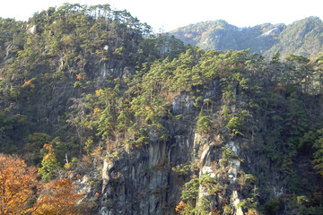 日本：御岳昇仙峡の登竜岩／花崗岩の亀裂に輝石安山岩が入り込んだ珍しい板状節理の岩壁