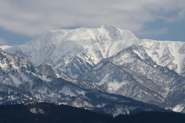 雪を頂く雨飾山（日本百名山）