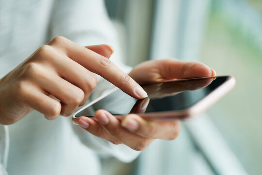 スマホを操作する女性の手元　Woman's hand operating a cell phone　Generative AI