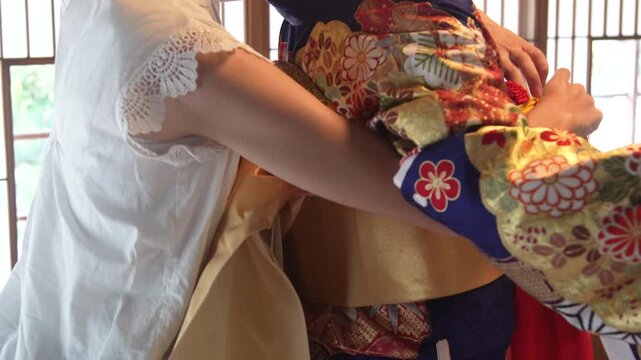 着物の着付けをする女性