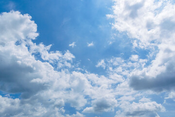 夏の青空と日差しに輝く夏の雲156
