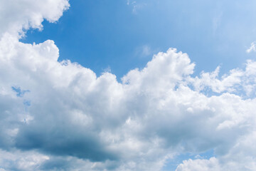 Naklejka premium 夏の青空と日差しに輝く夏の雲157