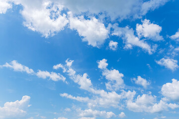 夏の青空と日差しに輝く夏の雲159