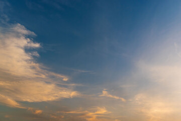 Fototapeta premium 夏の空 夕暮れの時の空と雲173