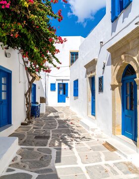 Fototapeta Whitewashed alleyway, sunny Greek island