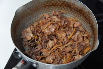 豚肉のしぐれ煮を作る様子