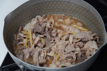 豚肉のしぐれ煮を作る様子