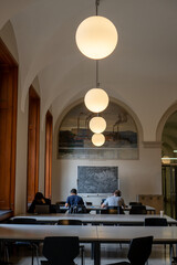 チューリッヒ大学で勉強する人々