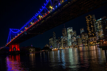 Obraz premium Story Bridge in Brisbane at night, Cantilever bridge in Kangaroo Point, Queensland, Australia