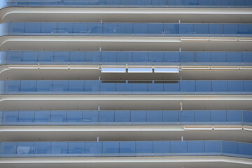 nowoczesne fasady wysokich budynków apartamentowych w Benidorm szklane balkony niebieskie niebo © Miroslaw