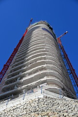 nowoczesne fasady wysokich budynków apartamentowych w Benidorm szklane balkony niebieskie niebo © Miroslaw