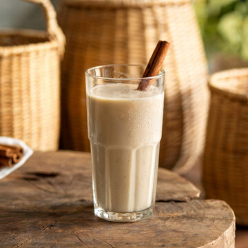 Vaso de Horchata Tradicional Mexicana con un Palo de Canela y Fondo R&uacute;stico