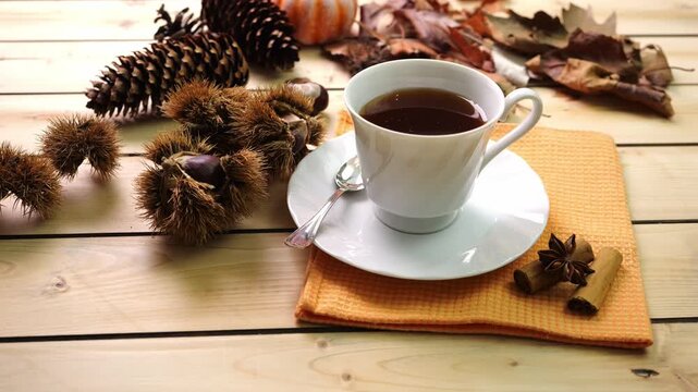 Tazza di te sul tavolo con ambientazione autunnale