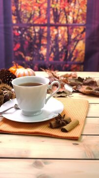 Video verticale, tazza con bevanda calda, ambientazione autunnale