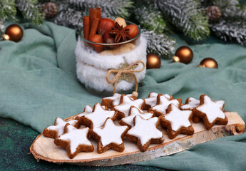 Weihnachtsgebäck: Zimtsterne mit Weihnachtsdekoration.