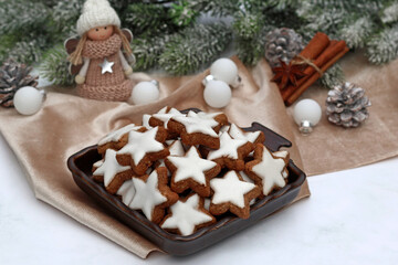 Zimtsterne mit Weihnachtsdekoration.