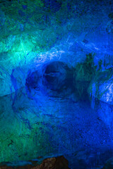 ライトアップされた洞窟
