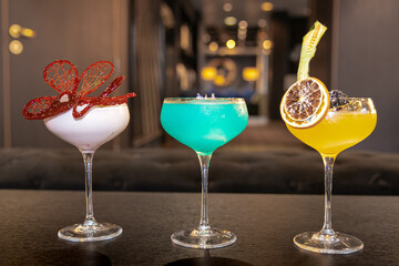 Lots de trois cocktails colorés en gros plan.