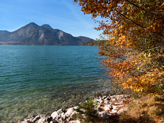 Blick über den Walchensee auf die Berge Herzogstand und Heimgarten in Oberbayern