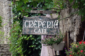 Insegna in legno antica di una creperie-café in Francia, stile tradizionale, atmosfera vintage,...