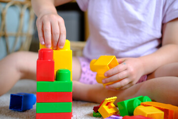 Obraz premium Kleinkind, Kind beim spielen mit Lego im Kindergarten