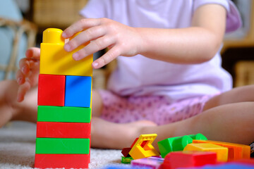 Obraz premium Kleinkind, Kind beim spielen mit Lego im Kindergarten