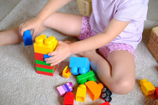 Kleinkind, Kind beim spielen mit im Kindergarten