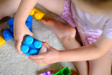 Obraz premium Kleinkind, Kind beim spielen mit Lego im Kindergarten