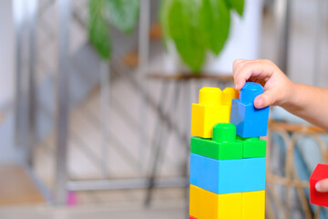 Obraz premium Kleinkind, Kind beim spielen mit Lego im Kindergarten