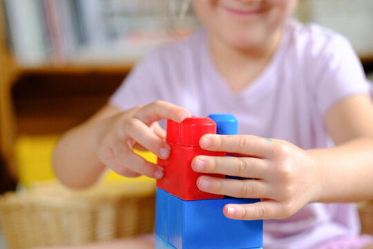 Kleinkind, Kind beim spielen mit im Kindergarten