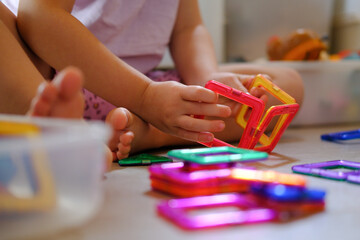 Obraz premium Kindergarten und Kind am basteln und spielen