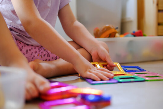 Kindergarten und Kind am basteln und spielen