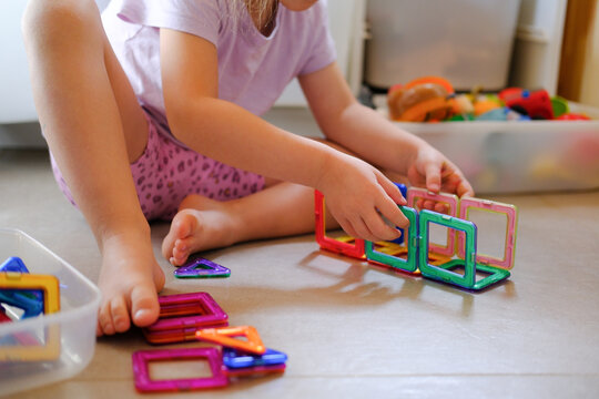 Kindergarten und Kind am basteln und spielen