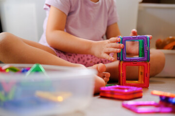 Obraz premium Kindergarten und Kind am basteln und spielen