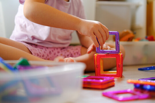 Kindergarten und Kind am basteln und spielen