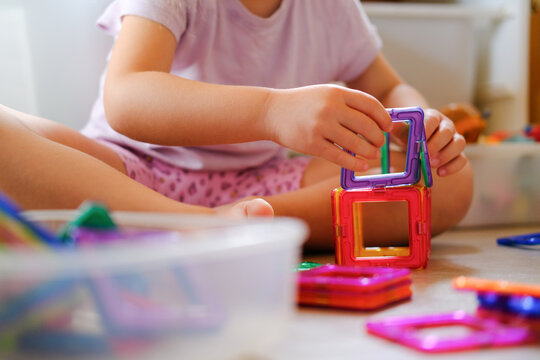 Kindergarten und Kind am basteln und spielen