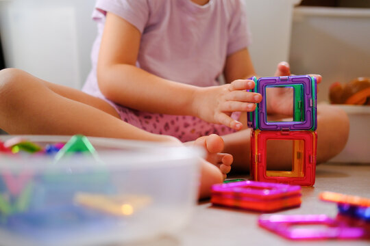 Kindergarten und Kind am basteln und spielen