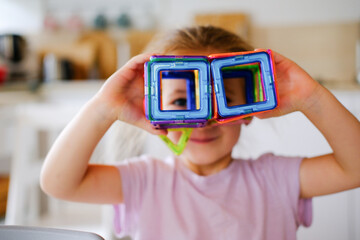 Obraz premium Kindergarten und Kind am basteln und spielen