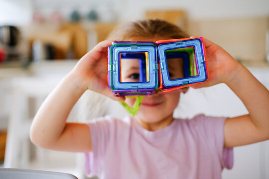 Kindergarten und Kind am basteln und spielen