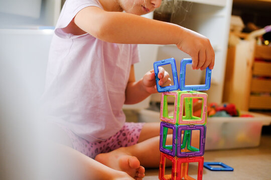 Kindergarten und Kind am basteln und spielen