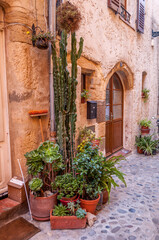 Biot, village médiéval des Alpes-Maritimes, proche de Nice et de cannes  sur la côte d'azur. France.	
